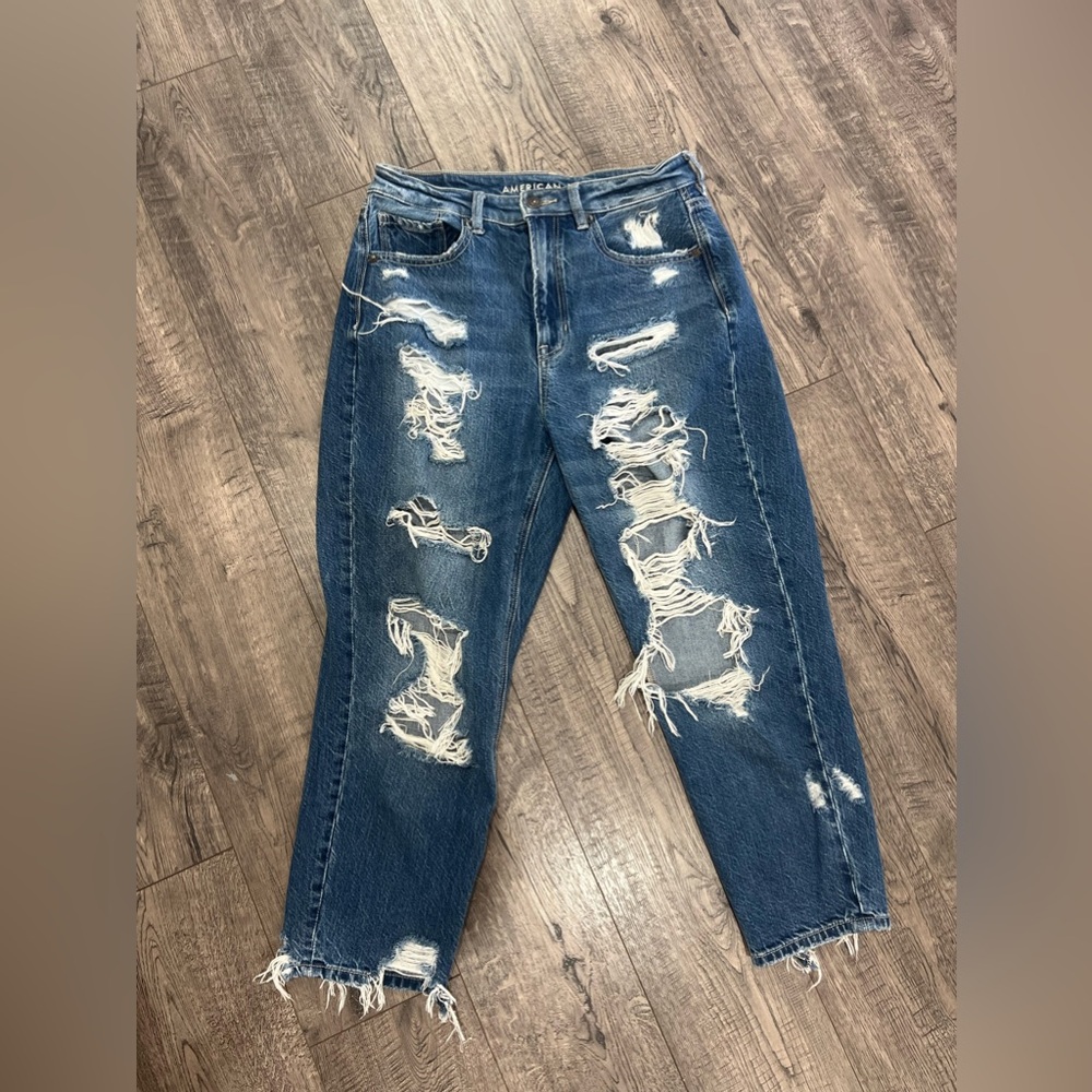 American Eagle distressed crop Jean- size 6